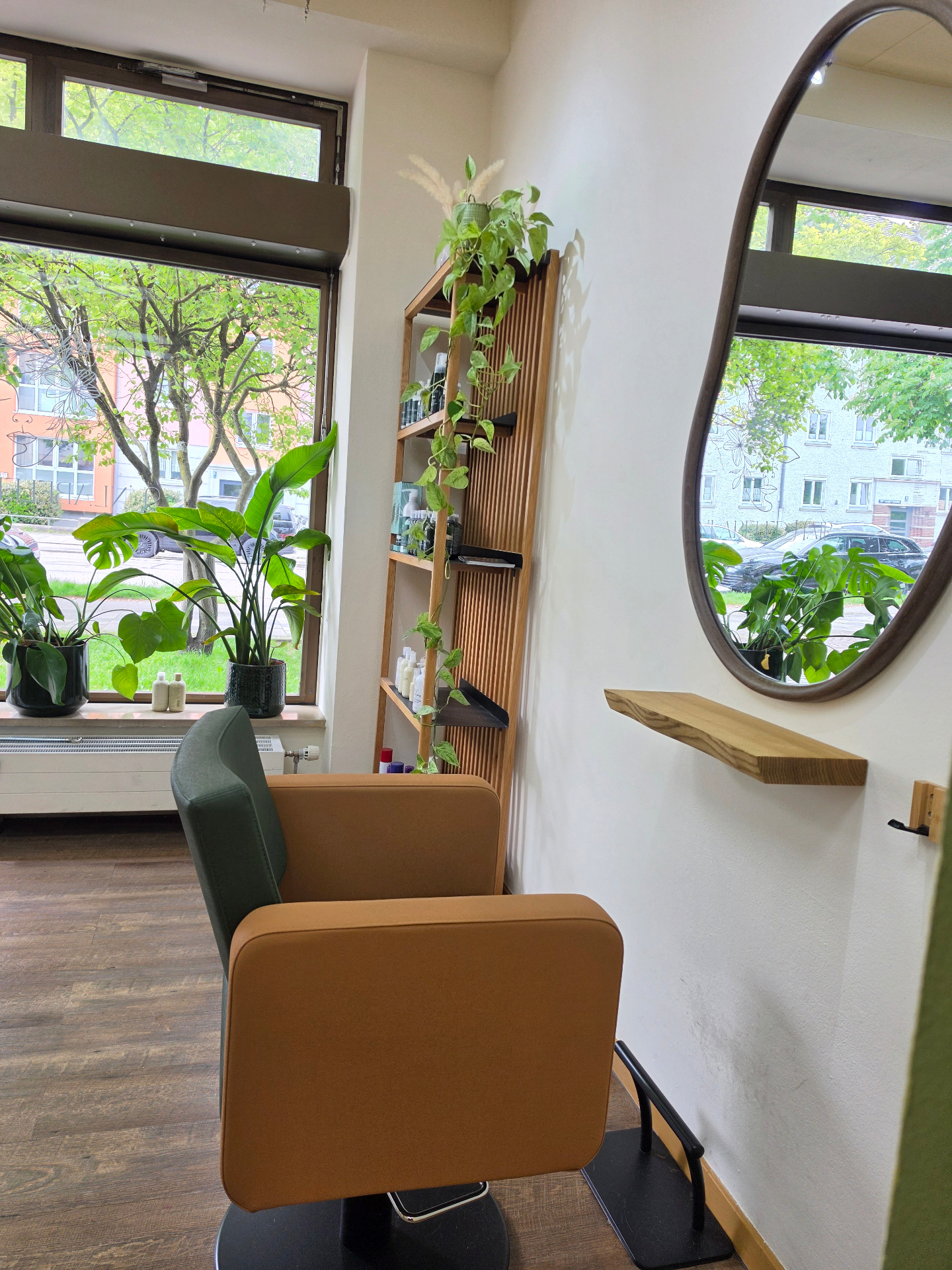 Unlabeled Hair Studio in München-Sendling – ruhiger Raum mit Pflanzen und Tageslicht